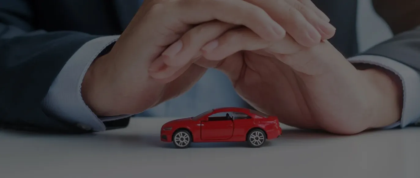 férfi kezek piros játék autó felett