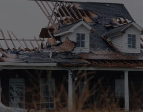 vihartól megrongálódott ház
