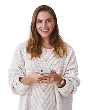 nő mobillal a kezében mosolyog
