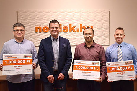 Sebestyén László a Netrisk Magyarország Kft. ügyvezetőja, és a 3 szerencsés nyertes