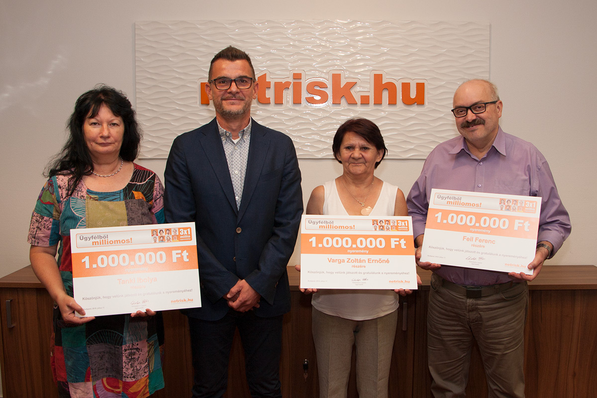 Scheidler Tamás a Netrisk.hu cégvezetője, és a 3 szerencsés nyertes